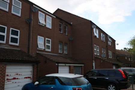 Fieldfare Road, Thamesmead, London, SE28 - Photo 2