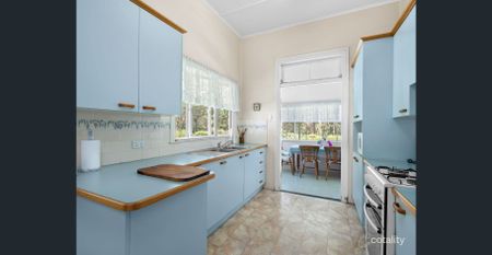 PRIVATE HOME IN CONVENIENT LOCATION - Photo 2