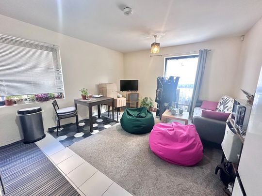 2 Bed Flat, Victoria Way, SE7 - Photo 1