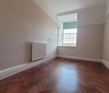 3 bedroom flat to rent - Photo 4