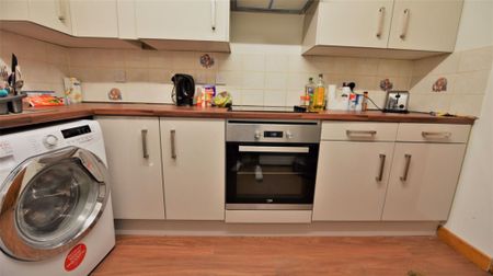 11 bedroom House in & 13B Brudenell Road, Leeds - Photo 5