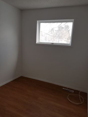 1929 WALLACE 2 BEDROOM HOUSE QUIET NEIGHBOURHOOD - Photo 4