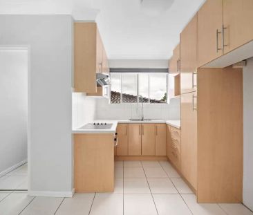 Bright Two-Bed Apartment in Campsie - Photo 4