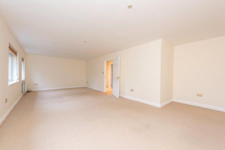 Heriot Court, Camberley, Surrey, GU15 - Photo 2