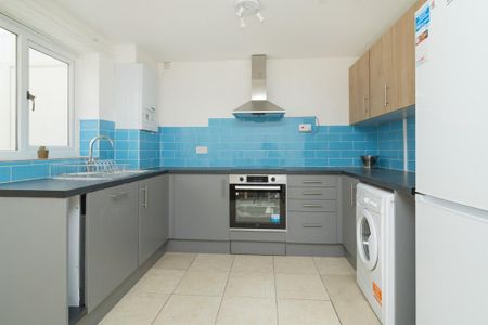 4 bedroom semi-detached house to rent - Photo 5