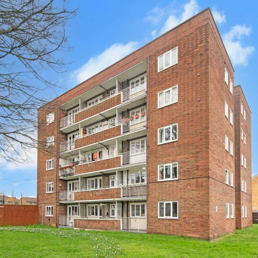 Beautifully finished one bedroom apartment in the heart of Victoria Park Village. - Photo 1