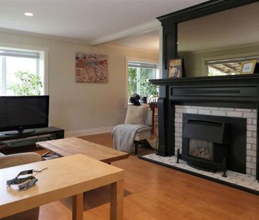 Cozy Rancher Home with Fenced Backyard – Half Months Rent Free! - Photo 5