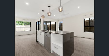 Large 4 Bedroom Duplex in Labrador - Photo 5