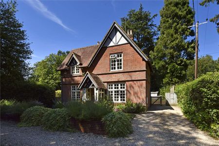 Character cottage offering excellent living space in a charming setting - Photo 3