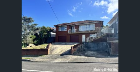 Spacious Three-Bedroom Home with Escarpment Views - Photo 2