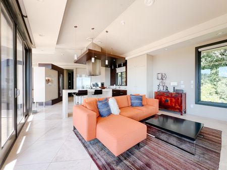 Lap of Luxury! - Photo 2