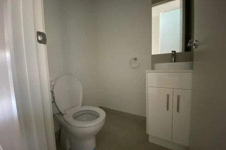 “MODERN 2 BEDROOM TOWNHOUSE IN PRIME LOCATION” - Photo 4