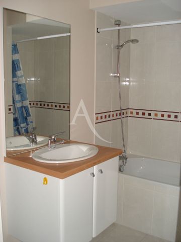 Location Appartement 2 pièces 42m² FONTENAY LE COMTE 85200 - Photo 4