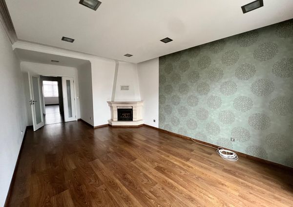 Apartamento T2 situado na Avenida Dr. Lourenço Peixinho em Aveiro.