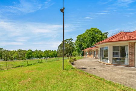 This stunning property offers a unique opportunity to rent a beautiful countryside retreat - Photo 2