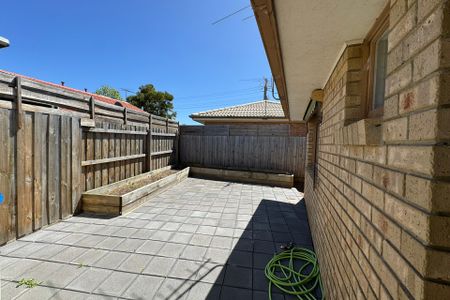 "Perfect Family Living - Close to Schools, Shops & Parks" - Photo 3