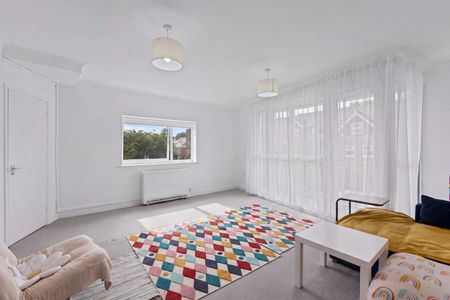 Three bedroom maisonette set over two floors in the centre of Sunningdale. - Photo 2