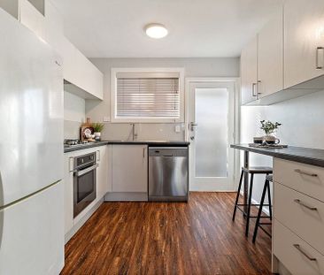 Renovated 2 Bdm Unit in Edgeware Village - Photo 4