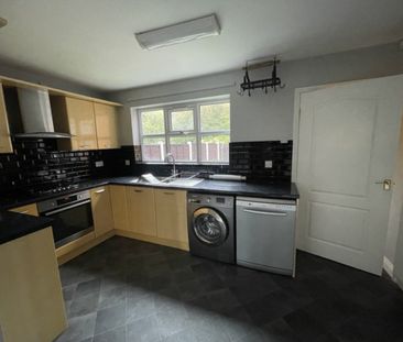 3 bed Town House - To Let - Photo 6