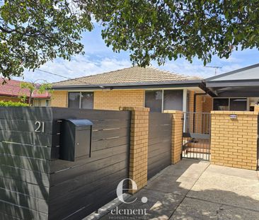 Spacious Family Comfort within Walking Distance to Shopping Centre - Photo 1