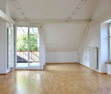 Sunny and renovated 2.5-room penthouse apartment with a view in Basel - Photo 3