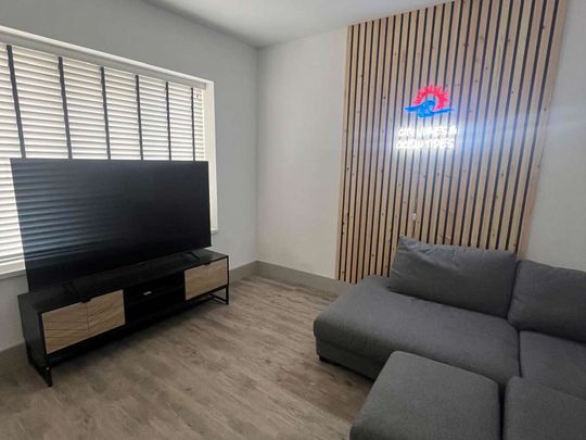 🌟 Prime Location on Humber Street, Cleethorpes 🌟 Room 5 - Studio - Photo 1