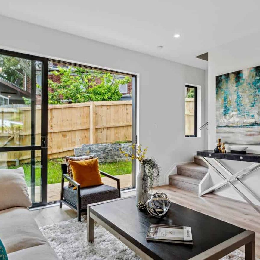 Stylish Living in Te Atatu South! - Photo 1