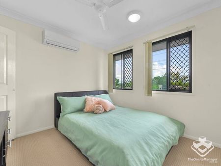 Spacious 3-Bedroom Townhouse with solar & Double Lock-Up Garage in Sought-After Corinda includes water and most of electricity. - Photo 3