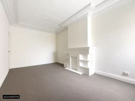 MGM MARTIN – FRESHLY PAINTED THREE BEDROOM APARTMENT - Photo 3
