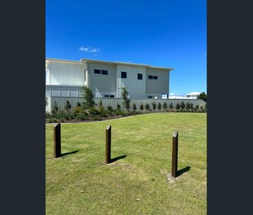 Low maintenance terrace home overlooking park - Photo 1