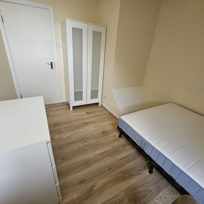 Room in a Shared Flat, Chichele Road, NW2 - Photo 1