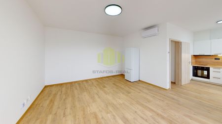 Pronájem bytu 1+kk a garsoniéry 38 m² - Fotografie 2