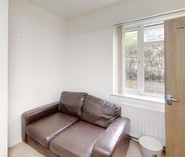 4 bedroom semi-detached house to rent - Photo 4