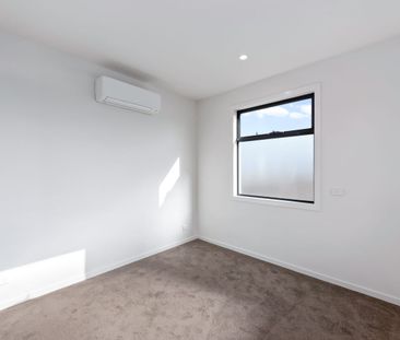 Stylish & Spacious High-End Townhouse in Prime Location - Photo 2