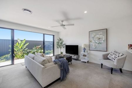 Luxury Waterfront Living in the Heart of Hope Island - Fully Furnished - Photo 2