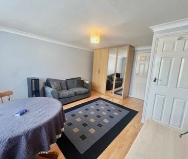 Wells Gardens, Elm Park, RM13 7LU, Property for rent - Photo 1