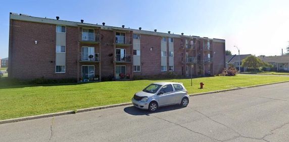 GRAND ET LUMINEUX 4.5 DISPONIBLE 1ER MARS!!! - Photo 2