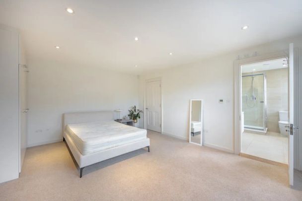 3 bedroom flat in London - Photo 1