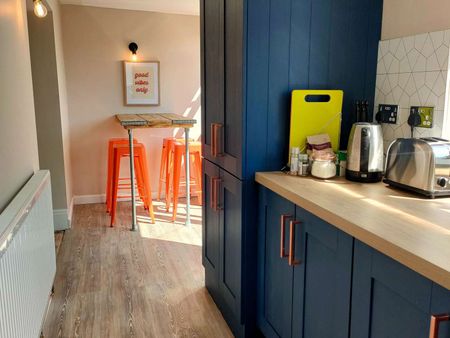 Furnished room available close to Hospital Room 4 - Photo 4