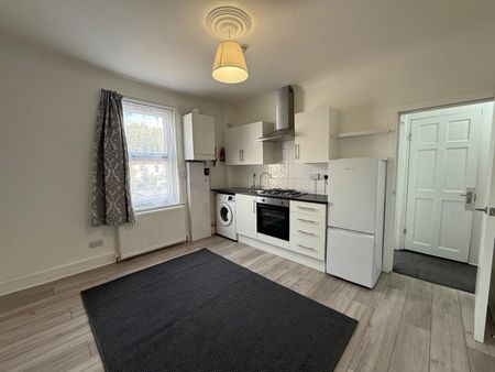 2 Bed Flat, Park Road, IG1 - Photo 4