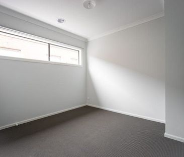 Stylish home with easy access to the M8 Freeway - Photo 5