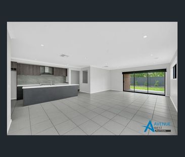 Grand Family Living in Atherstone Estate - Photo 1