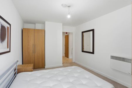 Price £1,700 pcm - Available 29/11/2025 - Furnished - Photo 4