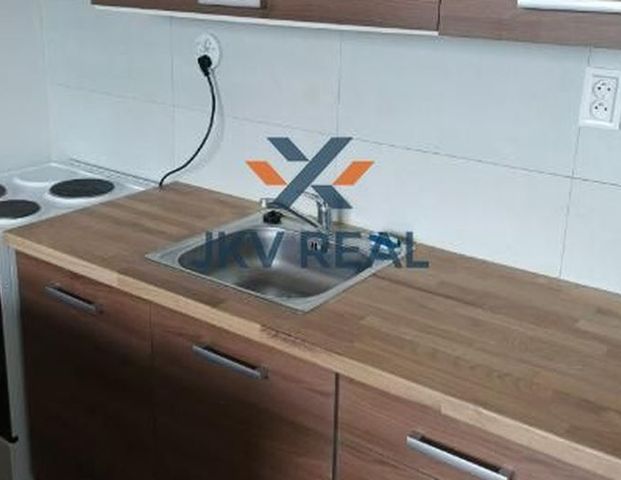 Prenájom 1-izbového bytu – Chrenová, Výstavná ulica - Fotografia 1