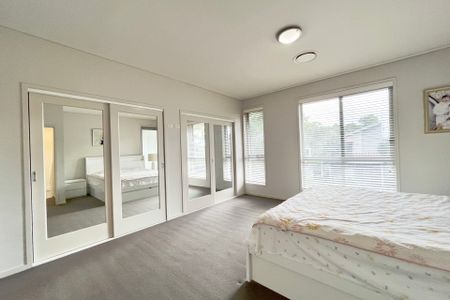 3 Bedroom 2.5 Bathroom 2 Locked Garage Remote Control - Photo 5