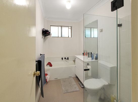 BEAUTIFULLY PRESENTED TWO BEDROOM TOWNHOUSE IN QUIET COMPLEX - Photo 1