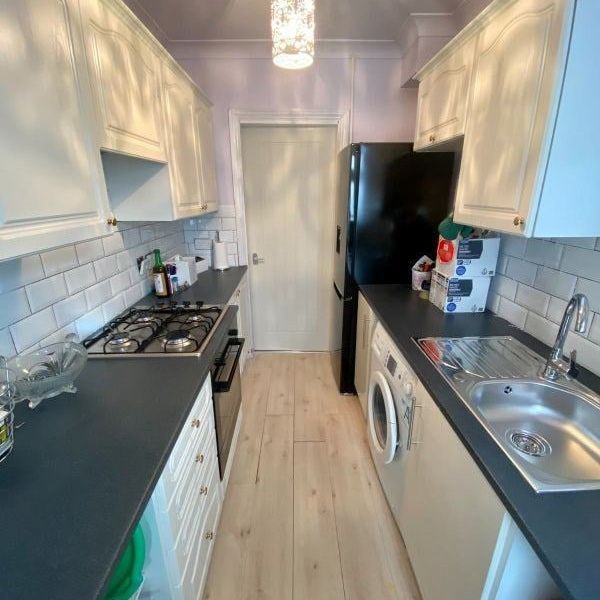 Room in a Shared House, South Park Crescent, SE6 - Photo 1