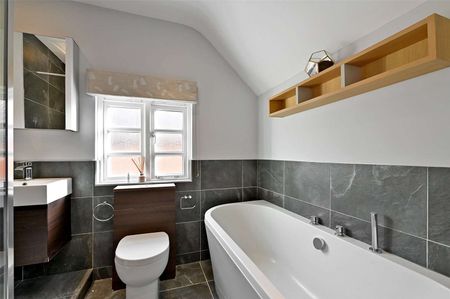 An immaculate three bedroom cottage located in the highly desirable location of Bovingdon Green - Photo 3