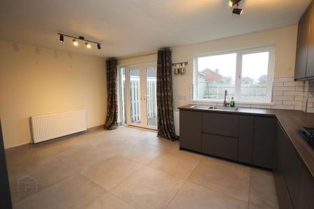 37 Ballyhenry Avenue, Newtownabbey, BT36 5AZ - Photo 2