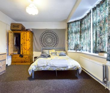 4 bedroom semi-detached house to rent - Photo 6